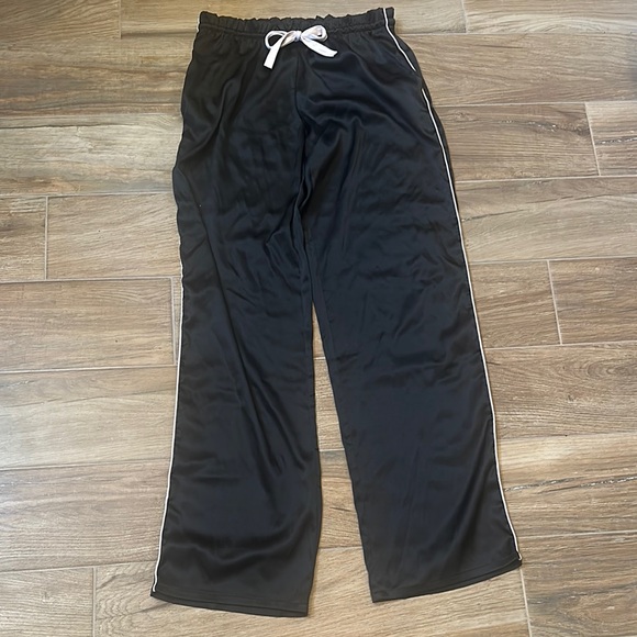 Victoria's Secret Black Pants with Cream Bow - Picture 1 of 3